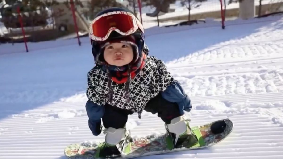 Ver vídeo / Una bebé de 11 meses sorprende en redes practicando snowboard