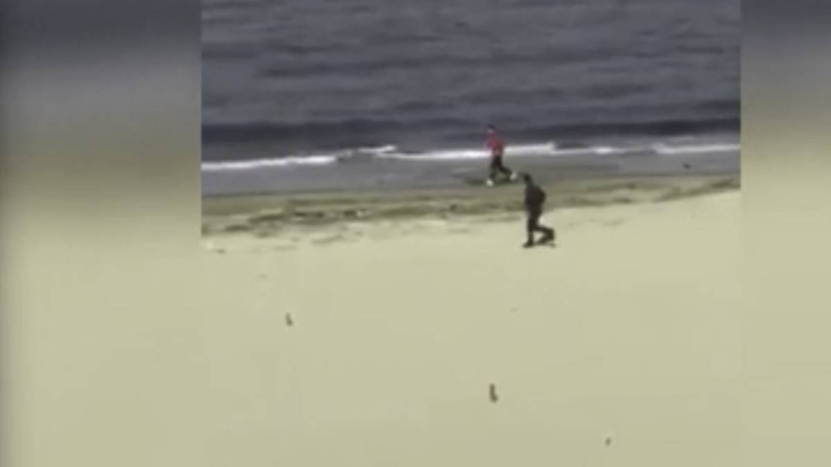 El video viral dela persecución de un policía y un corredor en una playa de  Italia - AS USA