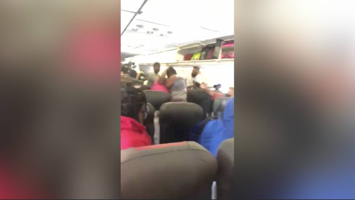 Terrible pelea a puñetazos entre dos mujeres a bordo de un avión... y 50  personas mirando sin hacer nada - AS México