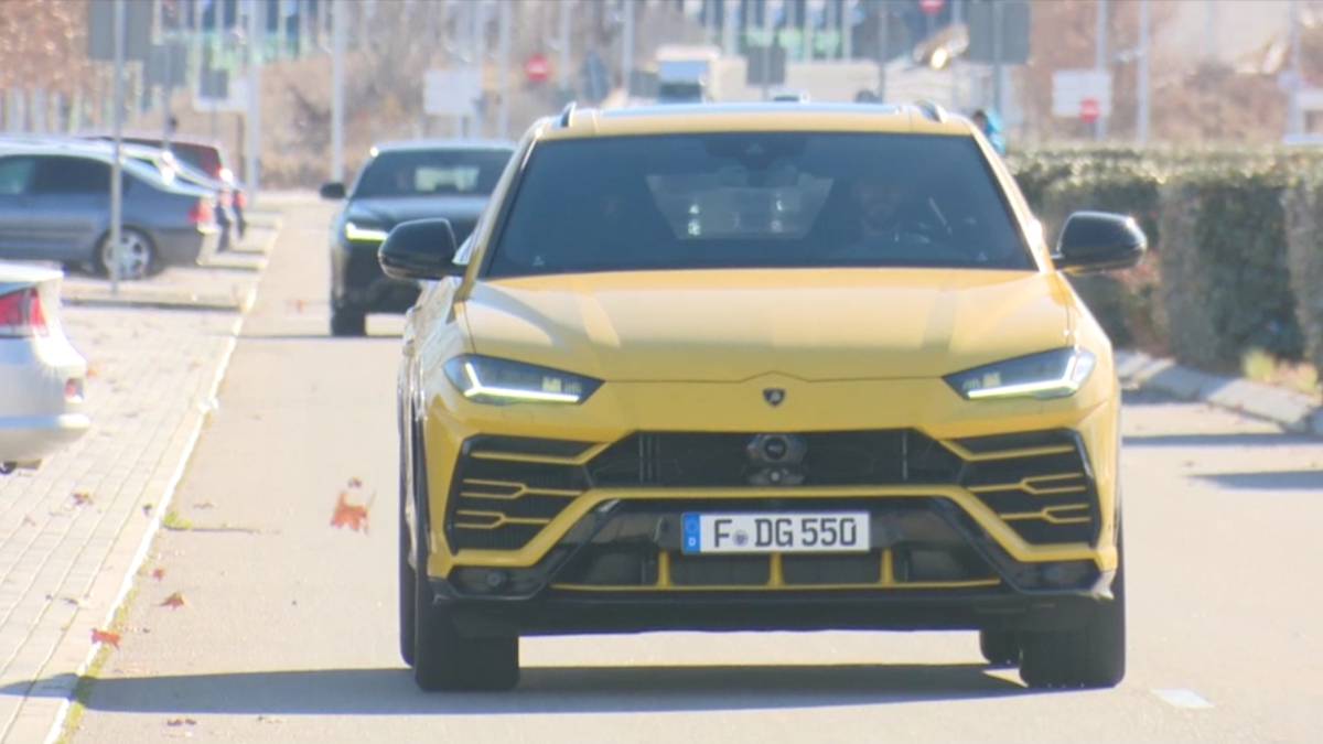 Benzema luce coche de lujo en Valdebebas: tiene un valor de más de 200.000€  - AS.com