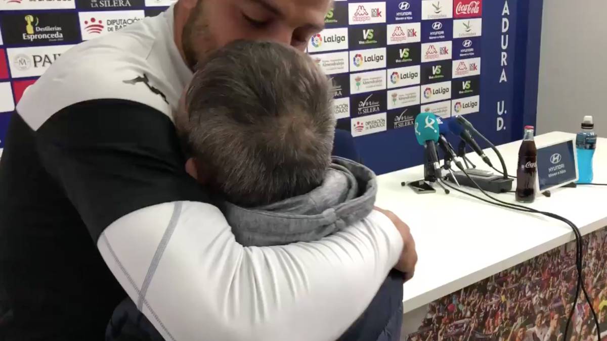 Piel de gallina: la sorpresa de un tío con Síndrome de Down a su sobrino en  plena rueda de prensa - AS México