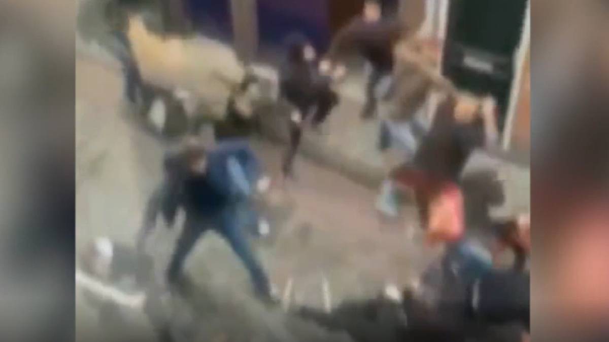 Batalla campal entre hooligans destrozando todo - AS USA