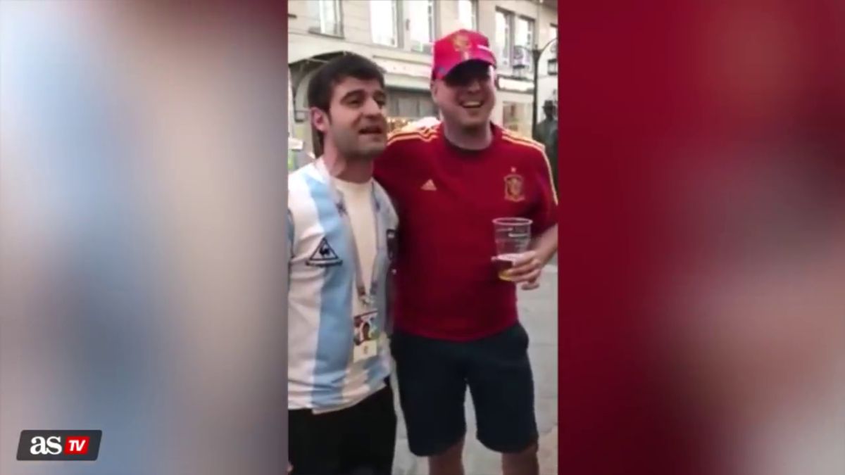 El español que abrazó a un argentino y dejó un vídeo que reventó en Youtube  en Argentina