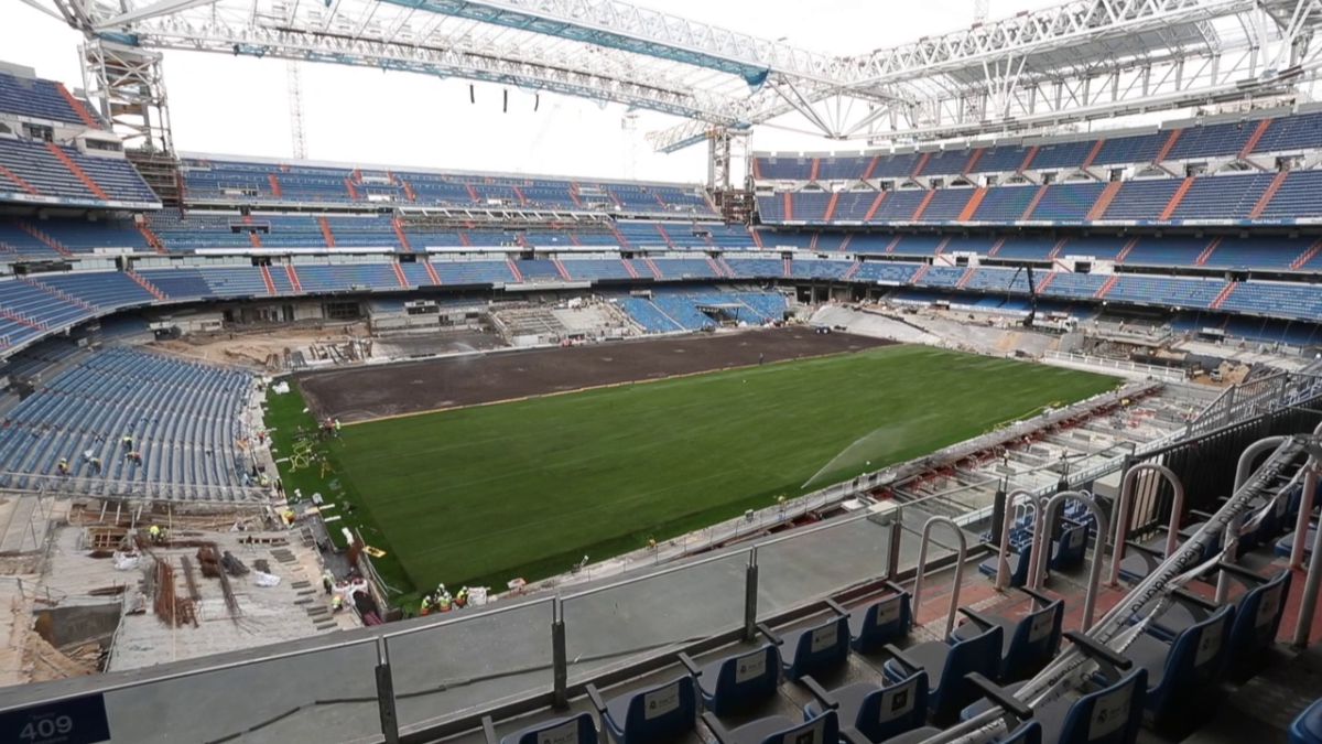 El Bernabéu avanza tiene césped: así colocan el terreno a nada de vuelva el fútbol - AS.com