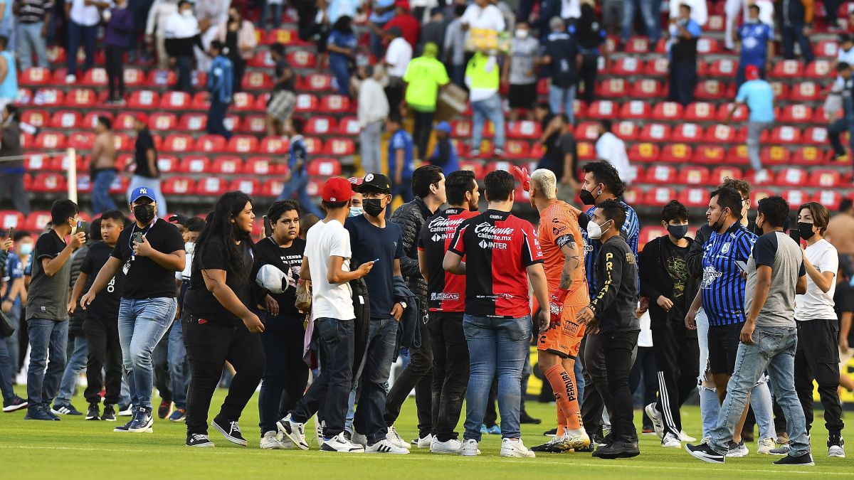 Ver vídeo / Tragedia en la Liga MX: Partido entre Gallos y Atlas termina con actos de violencia