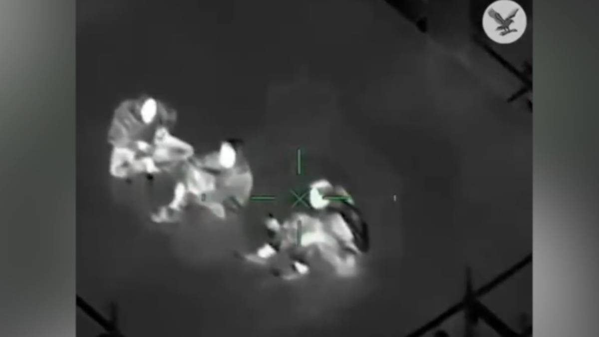 La cazada un helicóptero con cámara de visión nocturna a 3 en una - Videos
