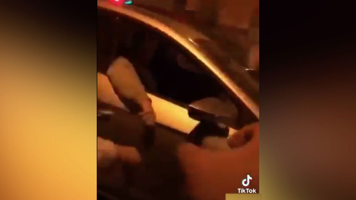 De botellón en el coche en marcha, le pasan la copa al de al lado y... ¡es  la policía! - AS.com