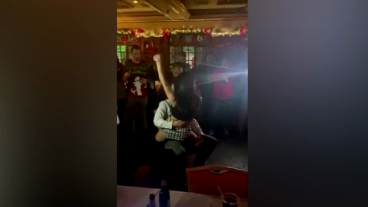 El polémico baile erótico de una policía a su superior en una fiesta de  Navidad - AS Chile